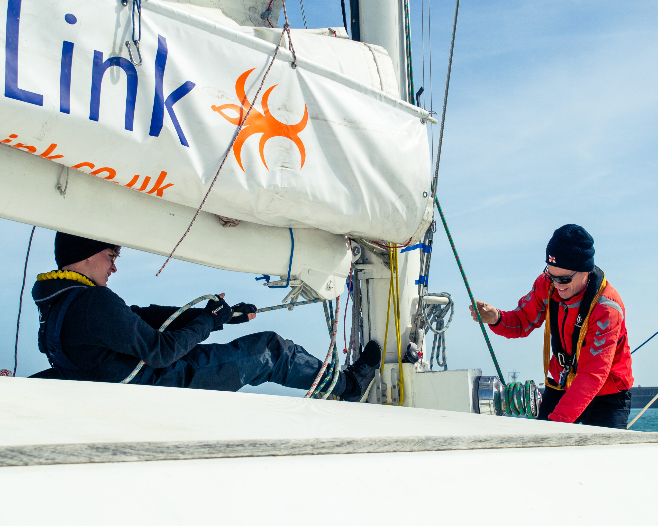 Andrew et Witek à la manœuvre à bord d'Echoes pendant une traversée de la Manche