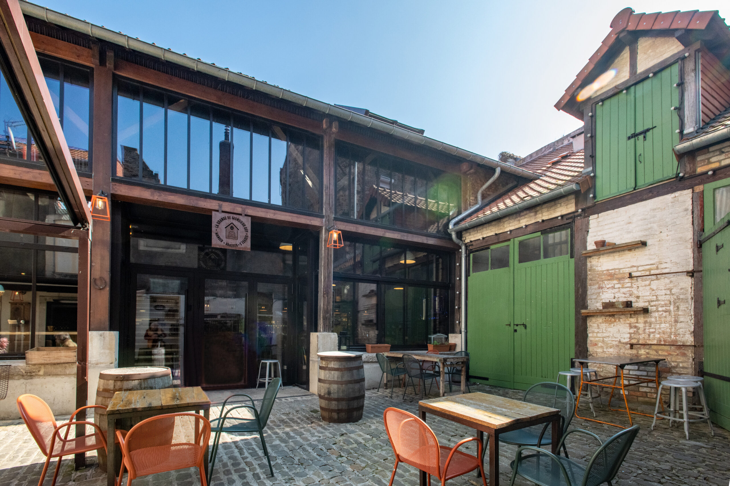 La Cave de Monsieur Guy courtyard terrace, old town of Boulogne-sur-Mer