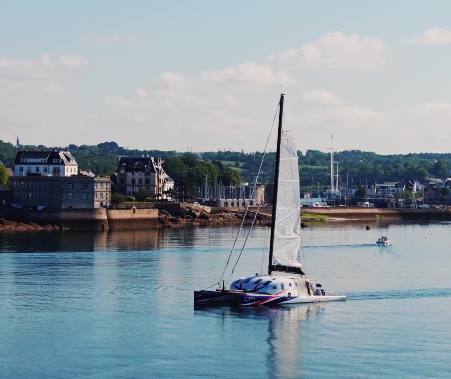 Le catamaran Mer Agitée sous voile