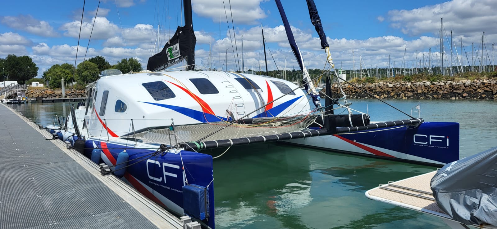 Le catamaran Mer Agitée sous voile