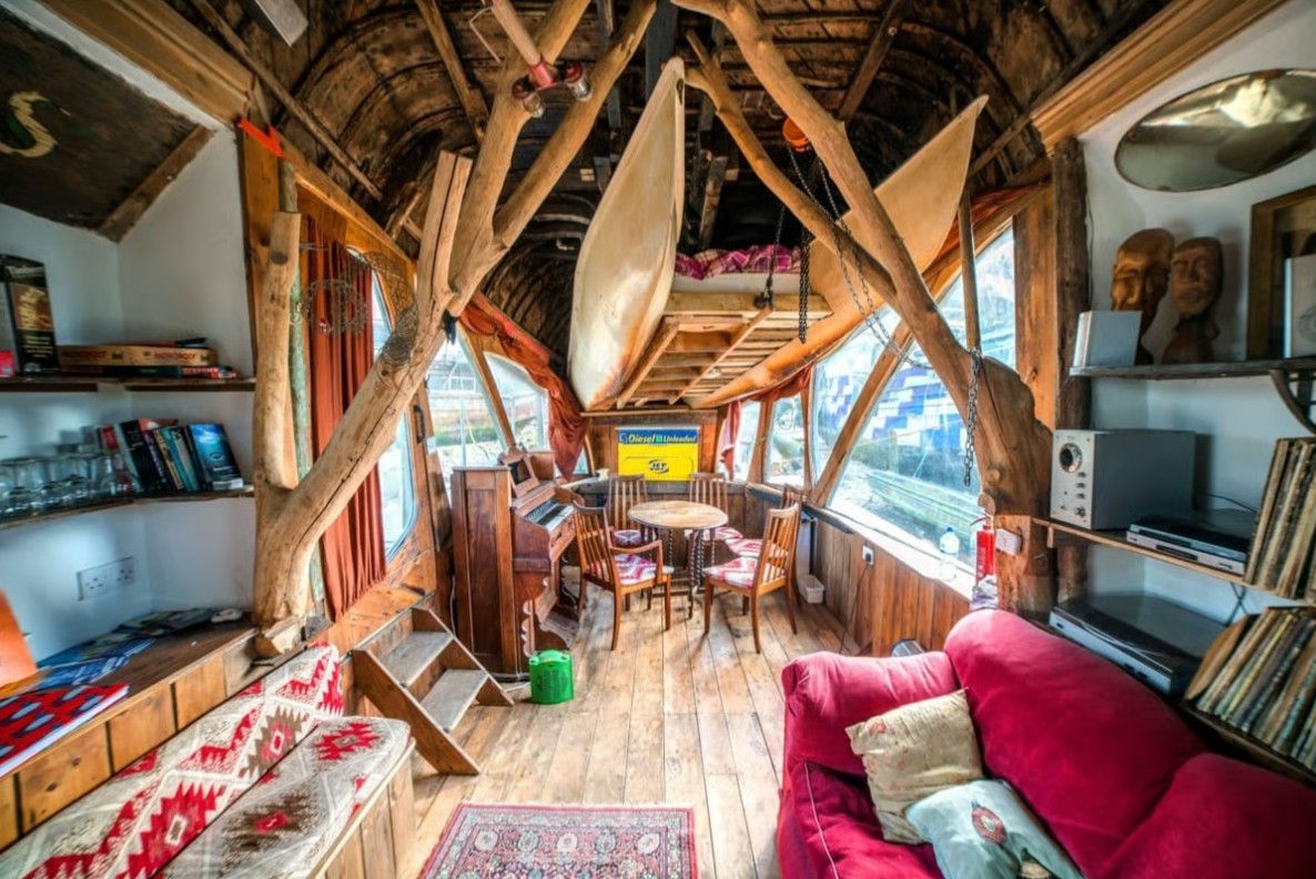 Intérieur d'une péniche aménagée à Shoreham