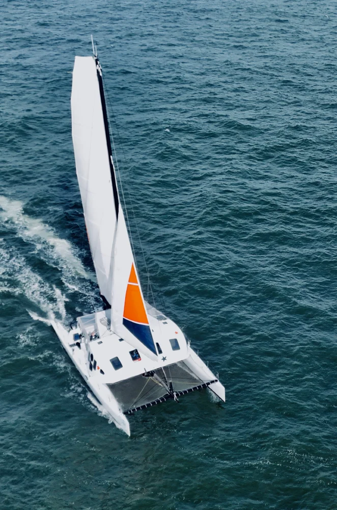 Le catamaran Mer Agitée sous voile