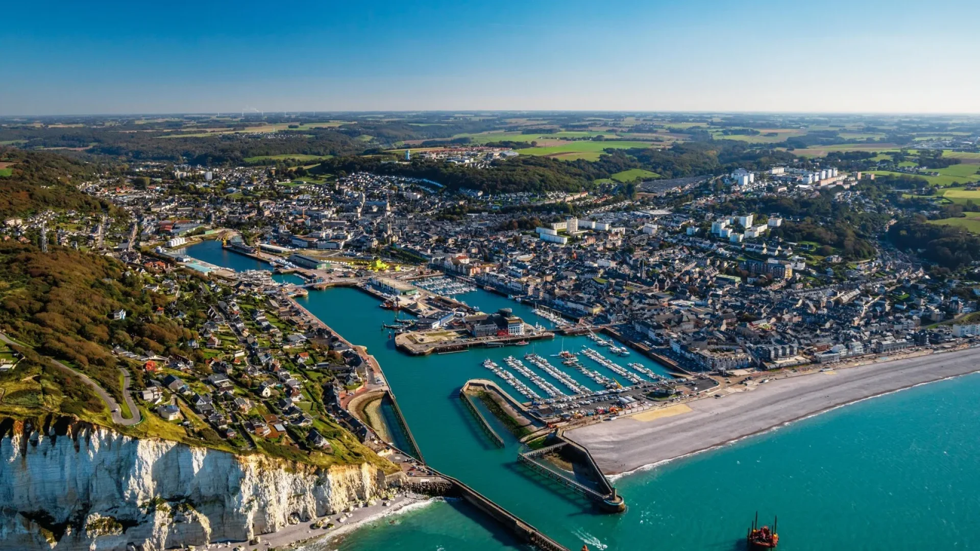 Vue aérienne du port de Fécamp au pied des falaises