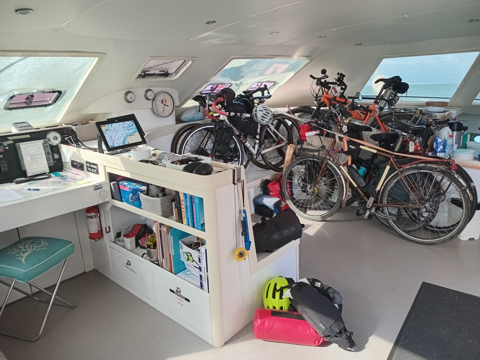 Plusieurs vélos sanglés dans la cabine du catamaran SailLink, à l'abri du sel et des embruns